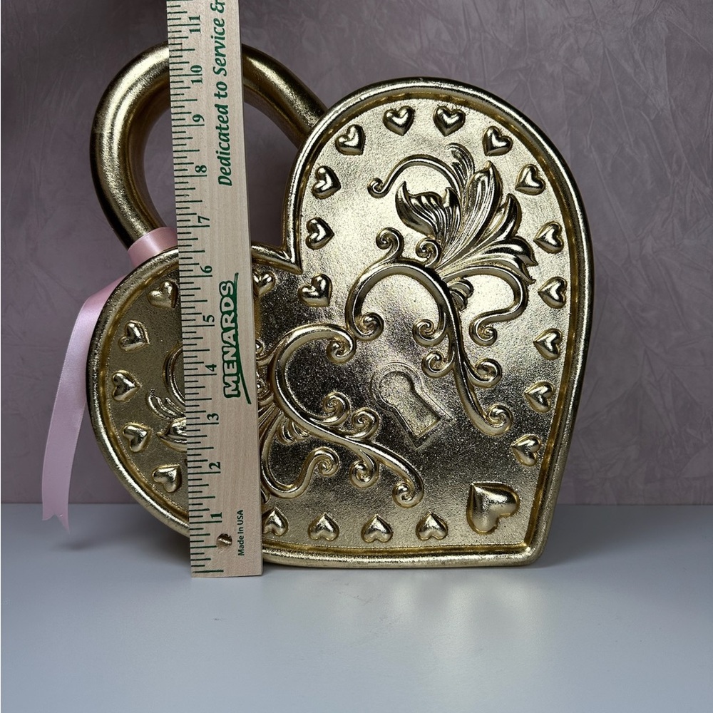 Heart-Shaped Decorative Padlock in Gold - Picture 4 of 16